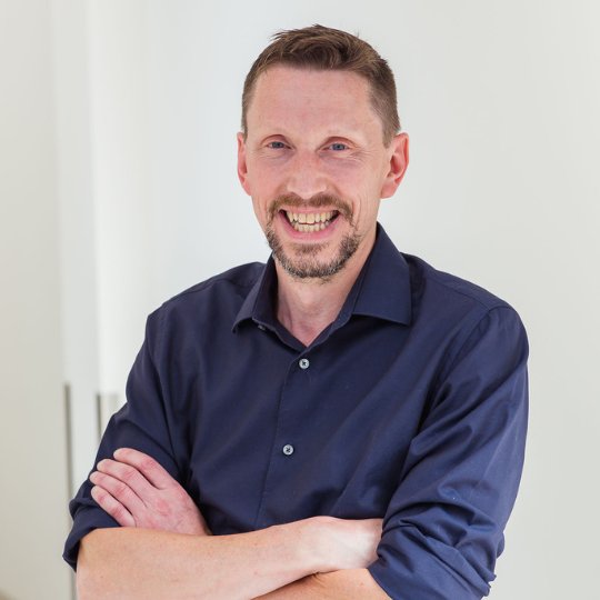 Portretfoto van dr. Thierry De Baets, orthopedisch chirurg bij Orthopedie Turnhout