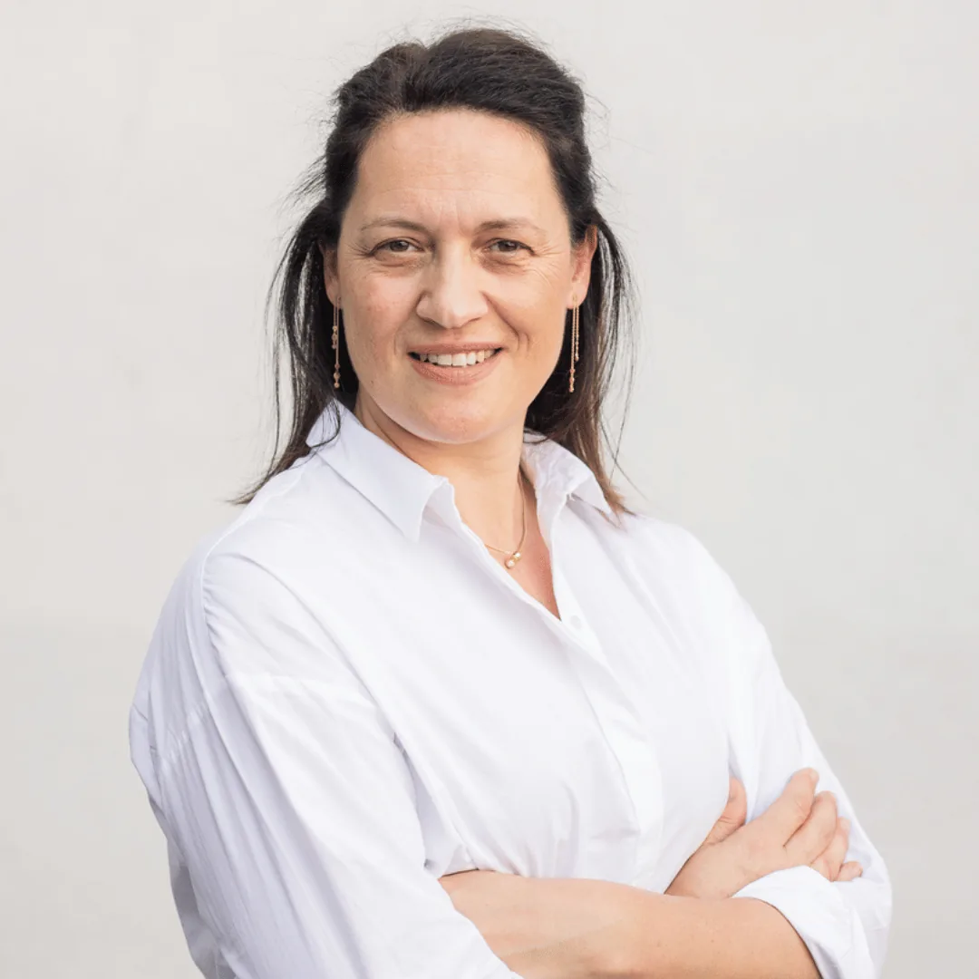 Portretfoto van dr. Kathleen Pittoors, orthopedisch chirurg bij Orthopedie Turnhout