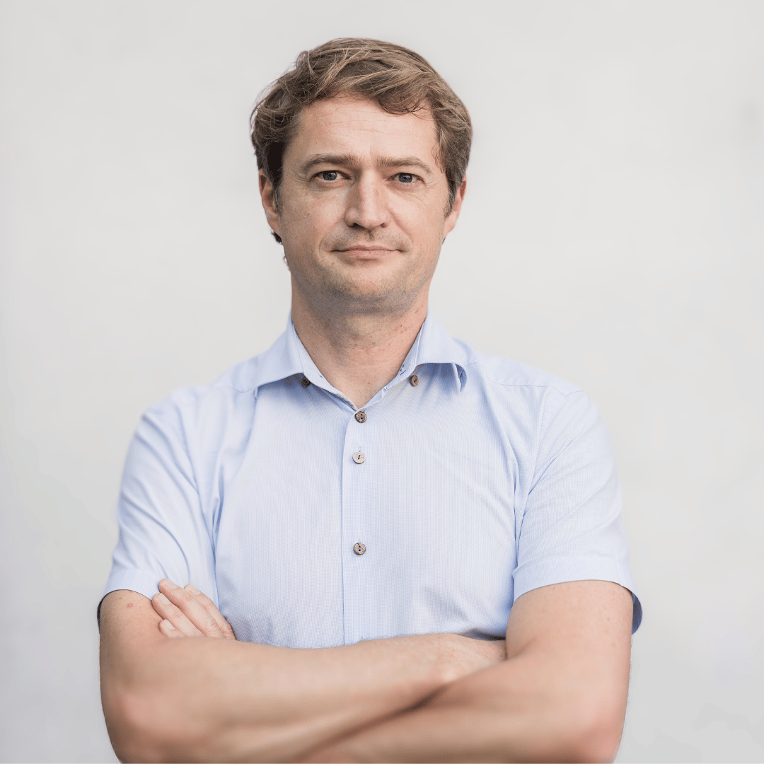 Portretfoto van dr. Marc Mombert, orthopedisch chirurg bij Orthopedie Turnhout