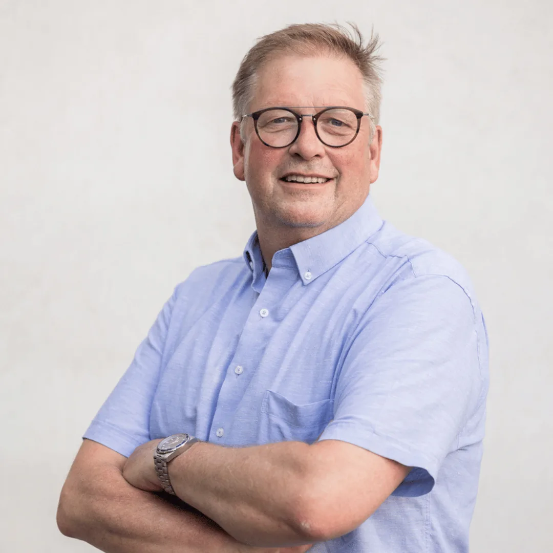 Portretfoto van dr. Jaak Roos, orthopedisch chirurg bij Orthopedie Turnhout